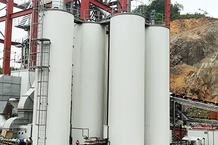 Tanque de Asfalto Vertical con Calefacción Directa en Operación en el Sitio