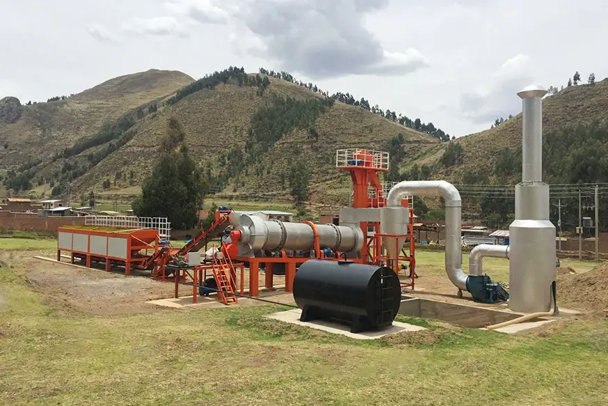 Planta de asfalto continua DHB80 instalada en Perú con las montañas de los Andes al fondo