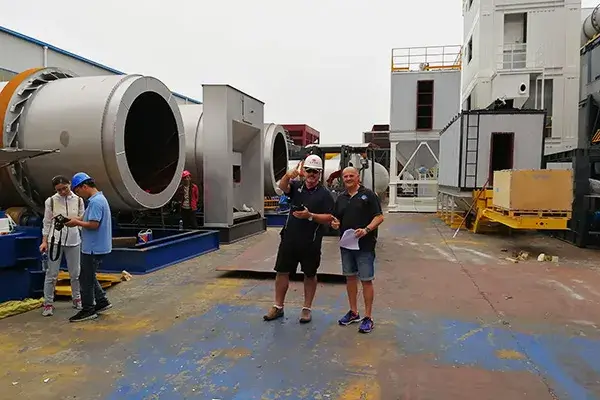 Cliente de Argelia visita una planta de asfalto