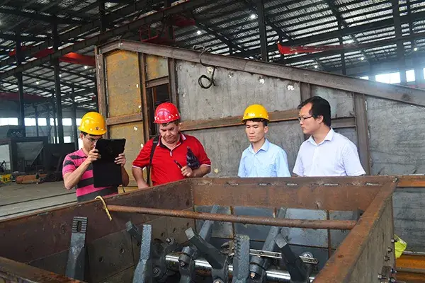 Cliente de Uzbekistán visita una planta de asfalto