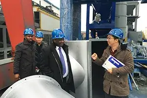 Visita de un cliente a una planta de asfalto de Kenia