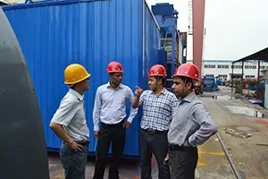Visita de un cliente a un alimentador en frío de una planta de asfalto