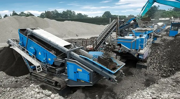 Una combinación clásica de planta trituradora de impacto sobre orugas AMI1213-A y planta de cribado móvil sobre orugas AM3600H en funcionamiento