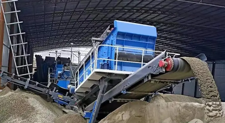 Una combinación que consta de planta trituradora cónica sobre orugas y planta de cribado móvil sobre orugas en el sitio de construcción