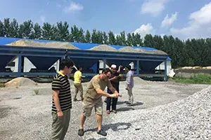 Visite d’un client à une usine de mélange d’asphalte en Chine