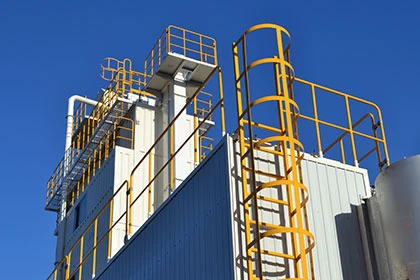 Cages et échelles de l'usine d'asphalte
