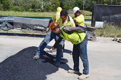 Asphalte fini sur l'autoroute