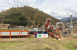 Installation continue d'une usine d'asphalte à 80 t / h, site de l'usine près de Santiago du Pérou.