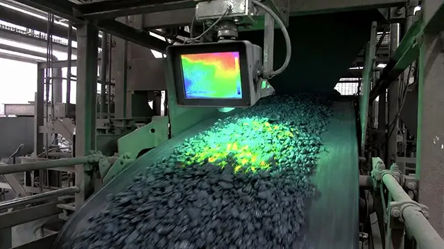 Infrared thermal imaging system monitoring asphalt discharge temperature accuracy