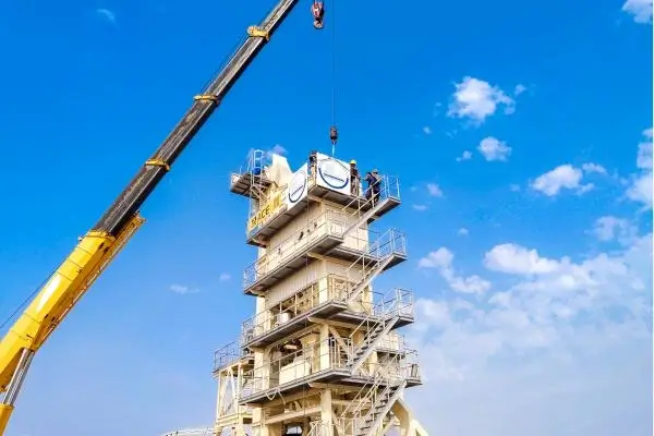 LYROAD engineer supervising the on-site installation of the ALB1500 mixing tower in Yemen
