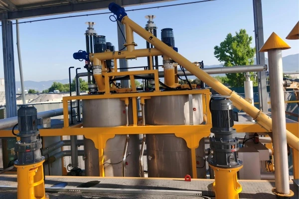 Italian client showing approval for excellent performance of the asphalt rubber plant