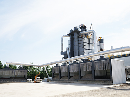 Enclosed aggregate feeder