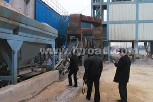 Sri Lankan customers visit the drying drum of the asphalt plant